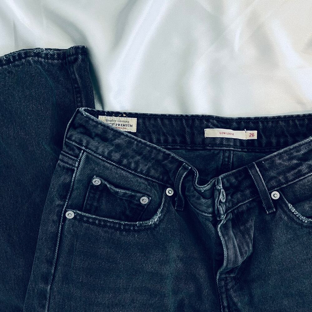 Vintage Low rise loose leg levi's jeans